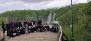 Na zdjęciu uczestnicy wyjazdu na Bałkany na tle wodospadu.