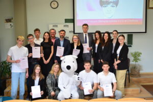 Na zdjęciu wszyscy uczestnicy Forum wraz z organizatorami i chełmskim Misiem.