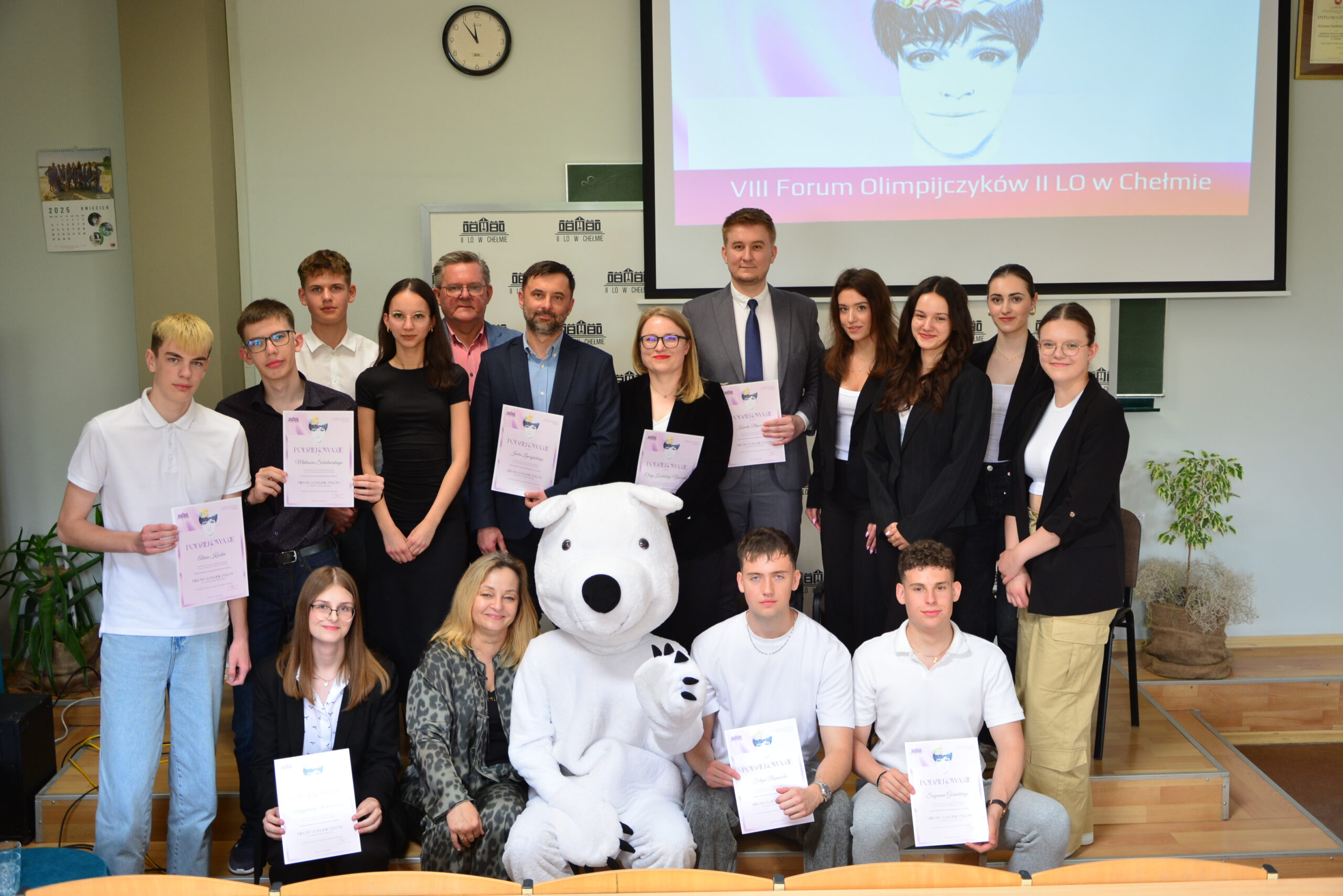 Na zdjęciu wszyscy uczestnicy Forum wraz z organizatorami i chełmskim Misiem.