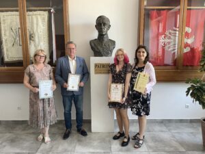 Na zdjęciu Malwina laureatka konkursu CLICKONMANIAC w towarzystwie organizatorek konkursu na poziomie szkolnym oraz pana dyrektora.