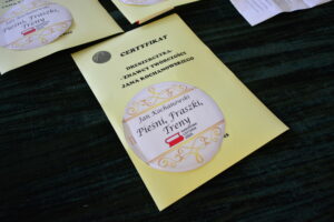 Na zdjęciu certyfikat Dreszerczyka znawcy poezji Kochanowskiego.