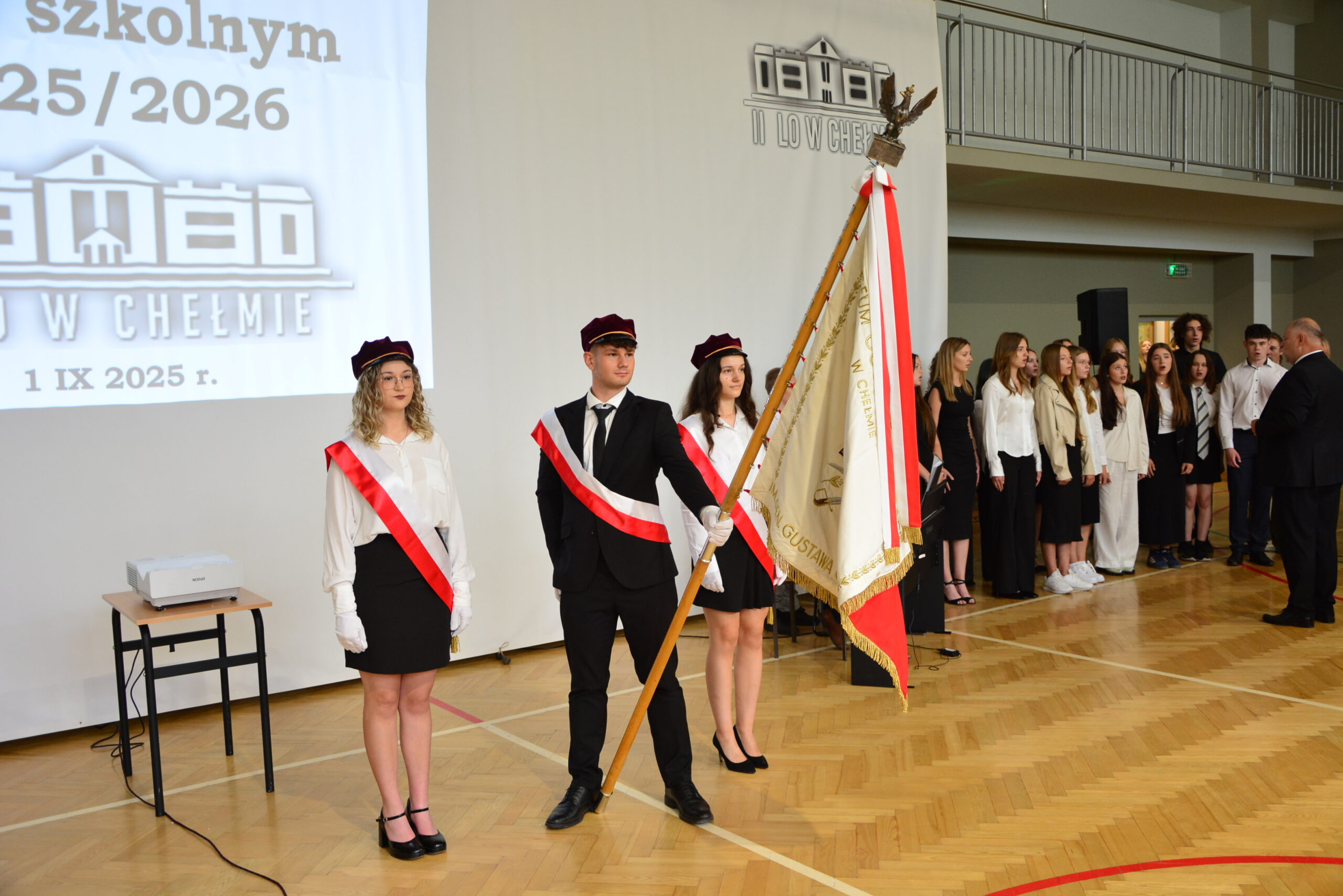 Na zdjęciu poczet sztandarowy II LO w Chełmie na tle chóru "Rapsodia" podczas odśpiewania hymnu RP.