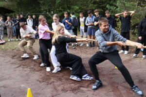 Na zdjęciu uczniowie klas pierwszych podczas rywalizacji w przeciąganiu linii.