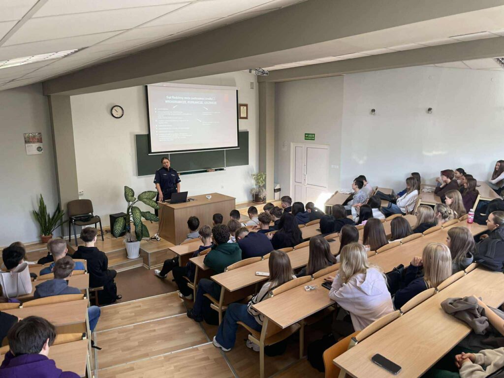 Na zdjęciu uczestnicy Międzynarodowego Dnia Bez Przemocy podczas prelekcji. Zdjęcie zrobione w kierunku prelegentki.