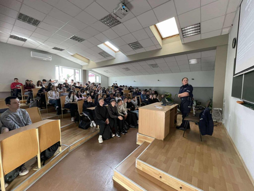 Na zdjęciu uczestnicy Międzynarodowego Dnia Bez Przemocy podczas prelekcji. Widok ogólny.