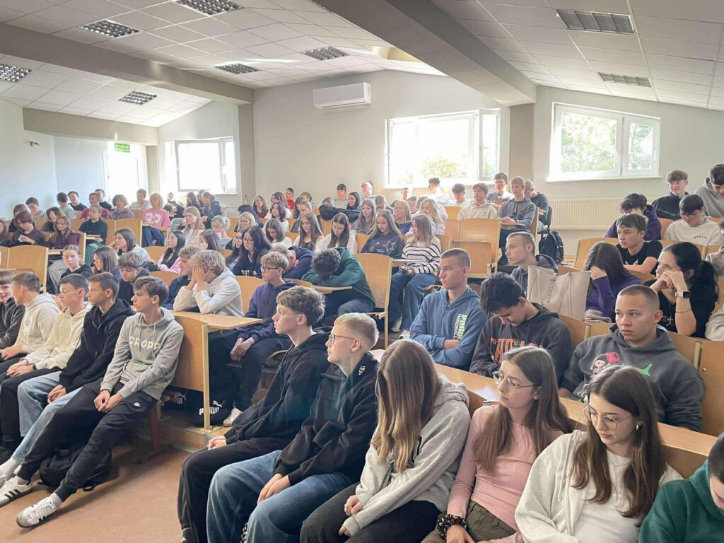 Na zdjęciu uczestnicy Międzynarodowego Dnia Bez Przemocy podczas prelekcji.