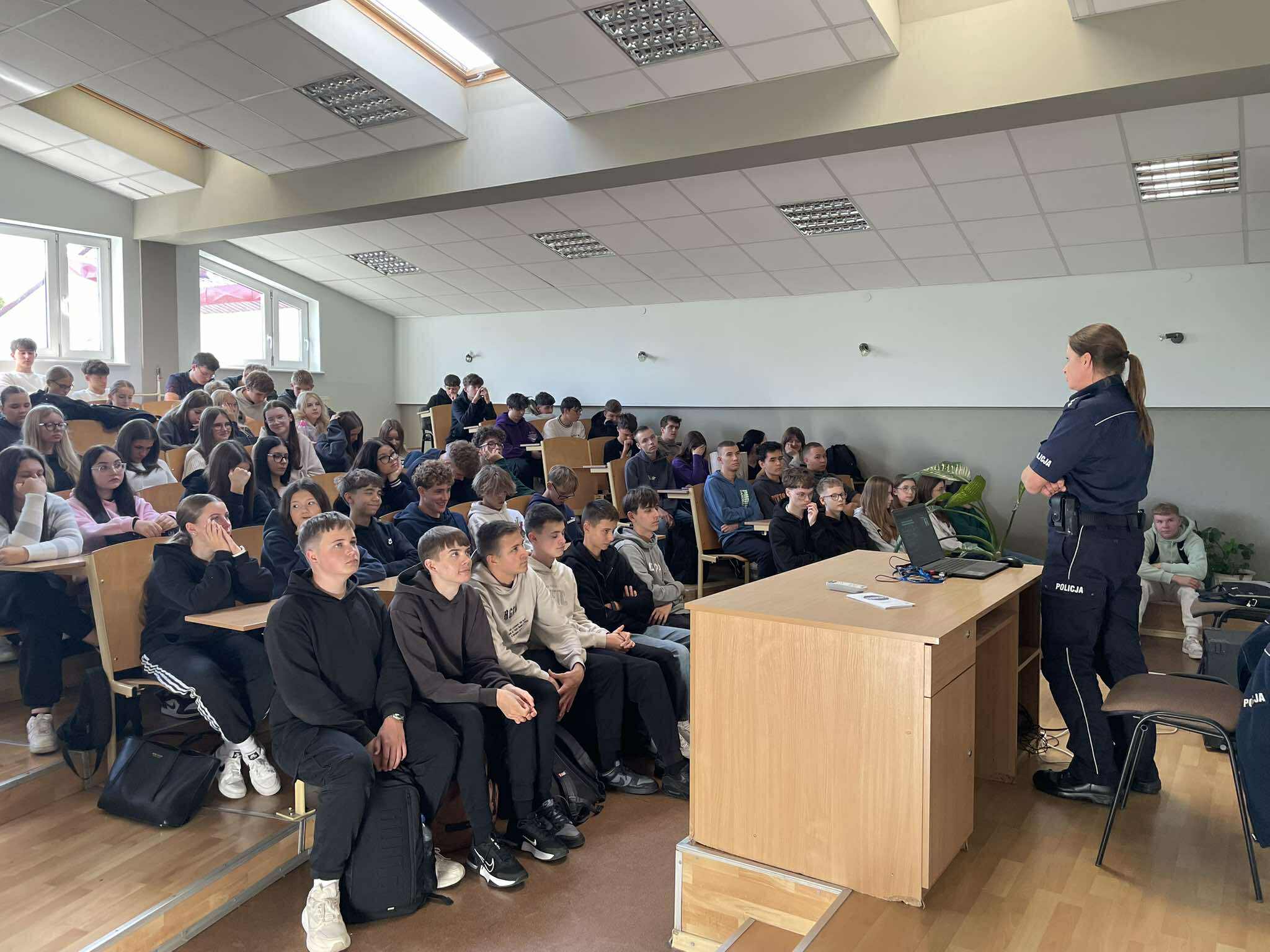 Na zdjęciu młodzież klas pierwszych w trakcie prelekcji w ramach Międzynarodowego Dnia Bez Przemocy