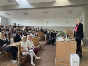 Na zdjęciu pani Katarzyna Józefacka podczas wykładu "Drogowskazy maturzysty".