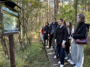 Na zdjęciu uczniowie klasy 3D na ścieżce dydaktycznej "Dąb Dominik" Poleskiego Parku Narodowego