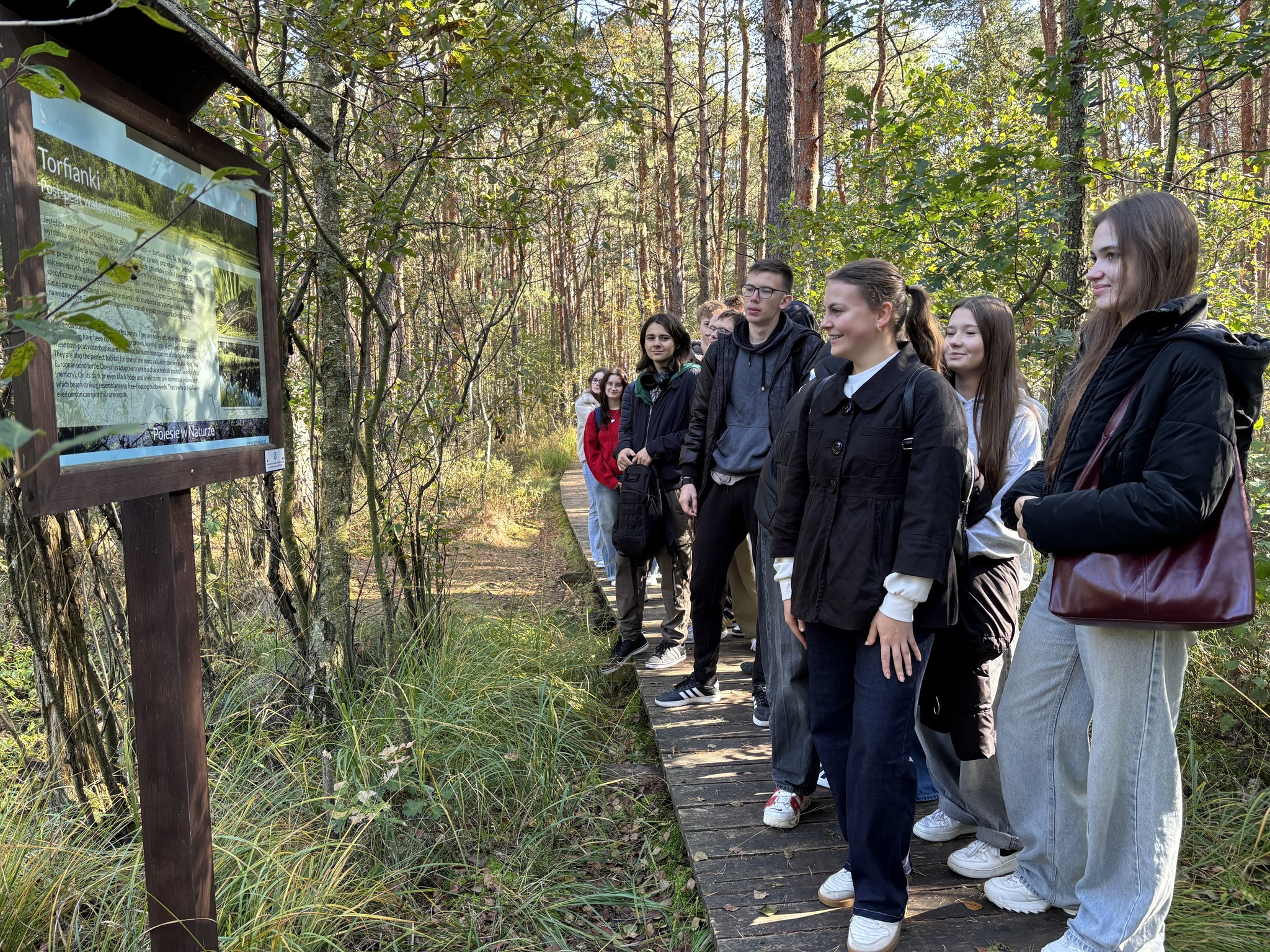 Na zdjęciu uczniowie klasy 3D na ścieżce dydaktycznej "Dąb Dominik" Poleskiego Parku Narodowego