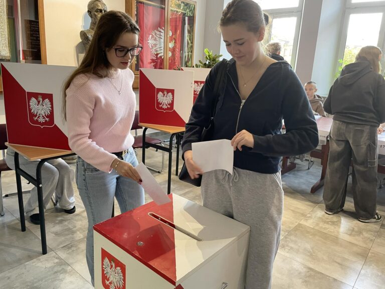 Na zdjęciu uczennice klasy 3 podczas wrzucania kart do głosowania do urny.