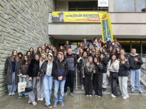Na zdjęciu uczniowie klas 4C i 4D wraz z opiekunami przed wejściem na Salon Maturzystów na Katolickim Uniwersytecie Lubelskim