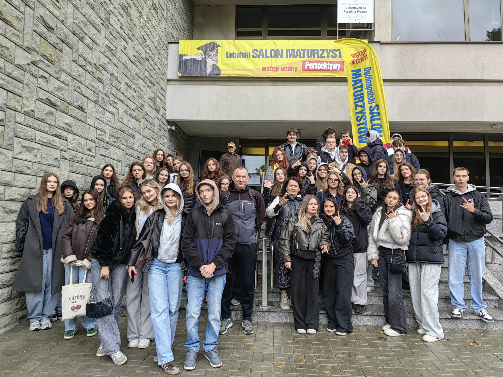 Na zdjęciu uczniowie klas 4C i 4D wraz z opiekunami przed wejściem na Salon Maturzystów na Katolickim Uniwersytecie Lubelskim