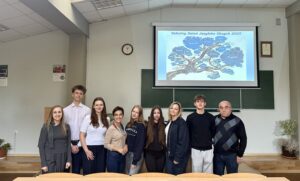 Na zdjęciu organizatorzy Dnia Języków Obcych wraz z uczniami zaangażowanymi w przygotowanie imprezy.