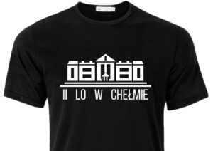 Na zdjęciu czarna koszulka z krótkim rękawem i białym logo II LO w Chełmie