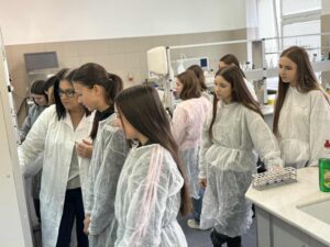 Uczniowie klasy medycznej wykonują doświadczenia podczas zajęć laboratoryjnych na Wydziale Biologii i Biotechnologii UMCS.
