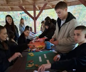 Uczniowie podczas przygotowań plakatu językowego w ramach warsztatów językowych EkoKuchnia.