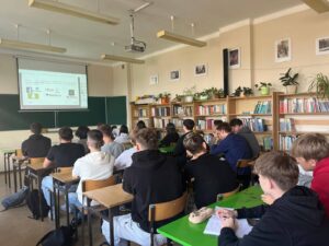 Uczniowie liceum uczestniczący w webinarium „Startupy – innowacyjna przedsiębiorczość” w ramach programu Klasa Akademicka SGH.