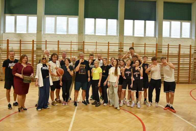 Grupowe zdjęcie uczestników meczu nauczyciele kontra uczniowie wykonane po ceremonii dekoracji uczestników.