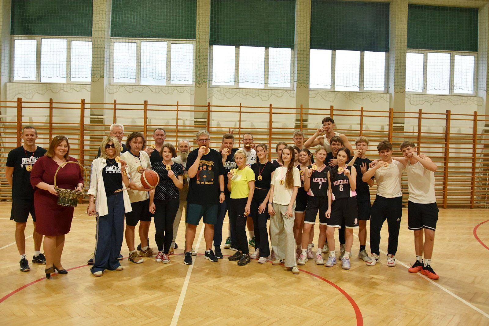 Grupowe zdjęcie uczestników meczu nauczyciele kontra uczniowie wykonane po ceremonii dekoracji uczestników.