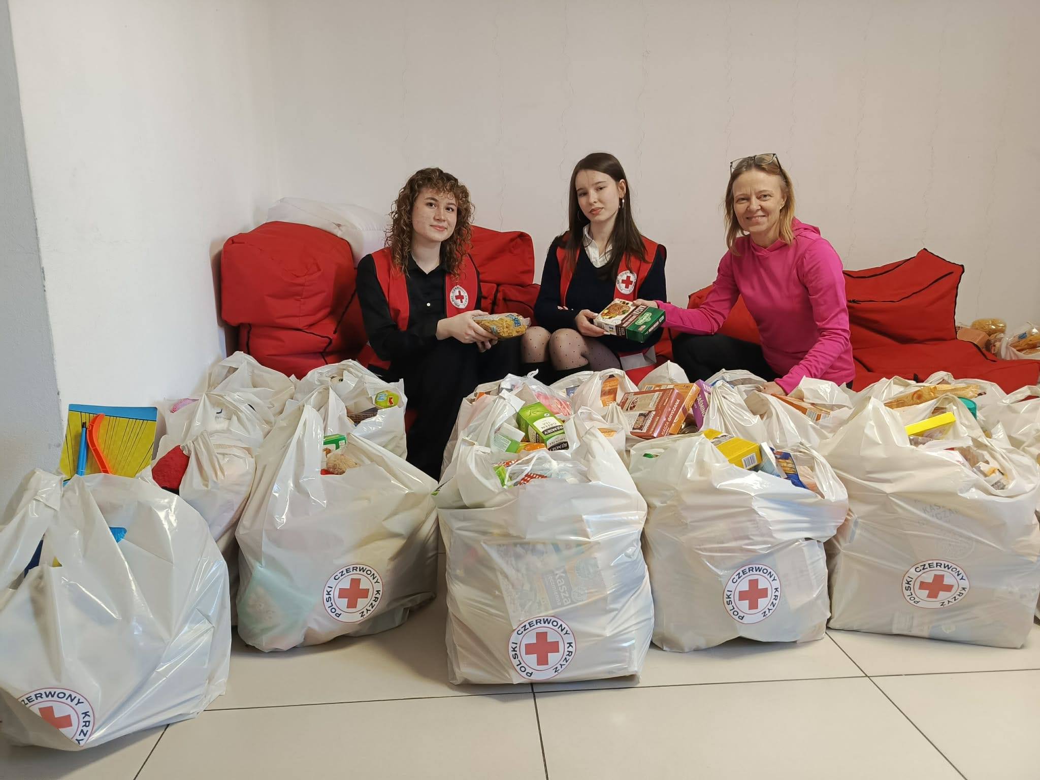 Zebrane dary w ramach akcji Czerwonokrzyska Gwiazdka przygotowane przez uczniów i rodziców naszej szkoły.