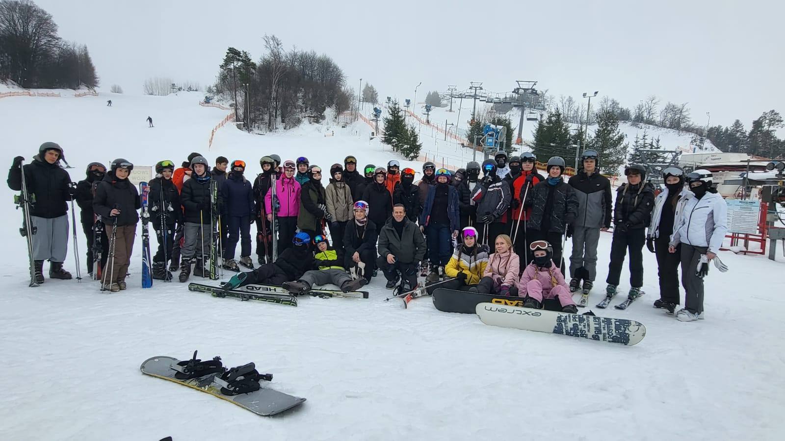 Uczniowie II LO podczas wyjazdu narciarsko-snowboardowego w Chrzanowie.
