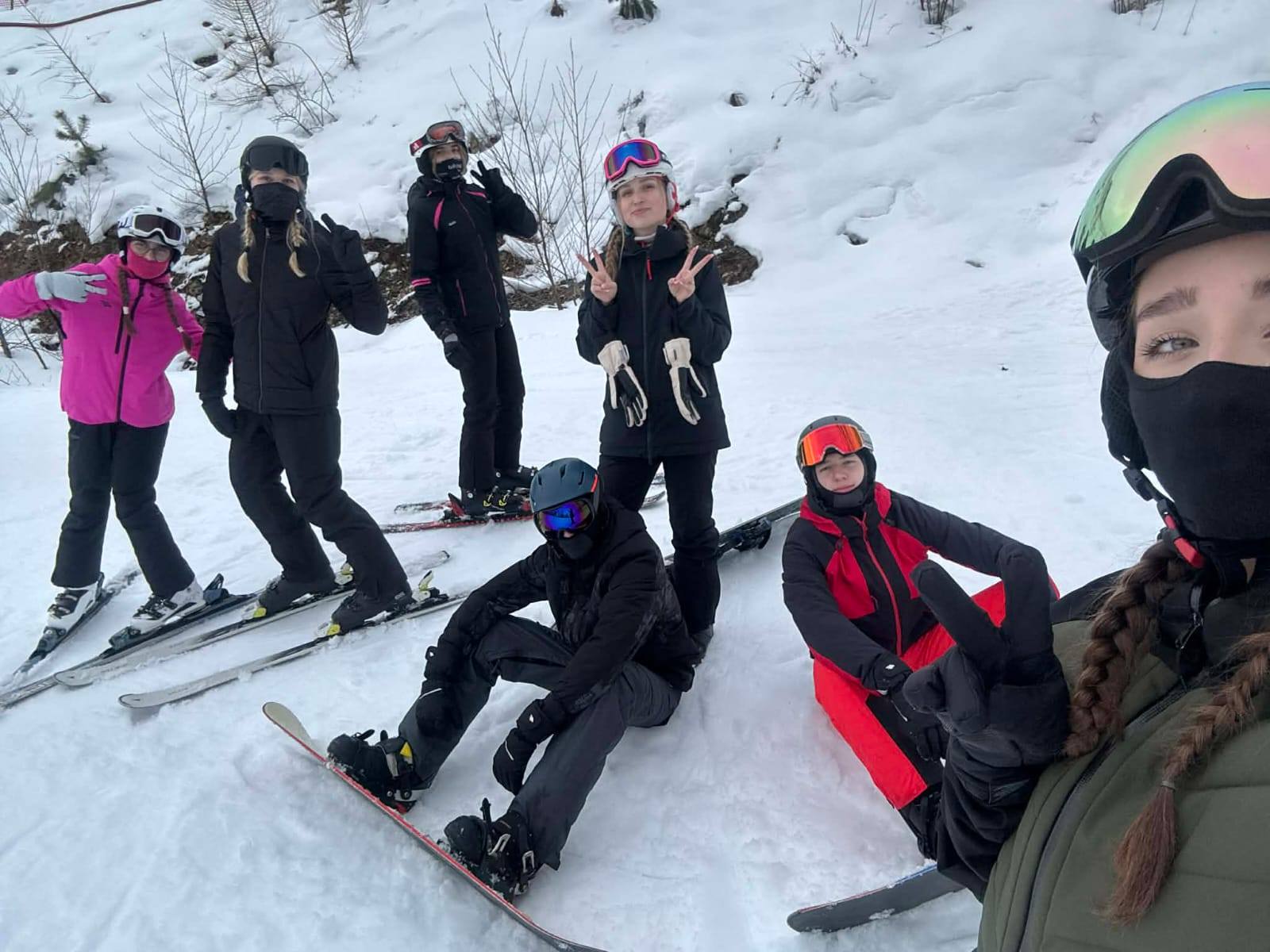 Uczniowie II LO w Chełmie podczas wyjazdu narciarskiego do Chrzanowa – luty 2026