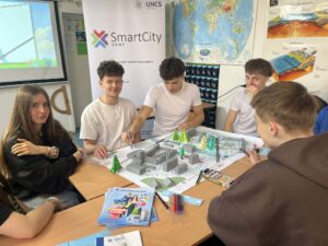 Warsztaty z UMCS w II LO – uczniowie podczas zajęć z projektowania miasta i dyskusji filozoficznej