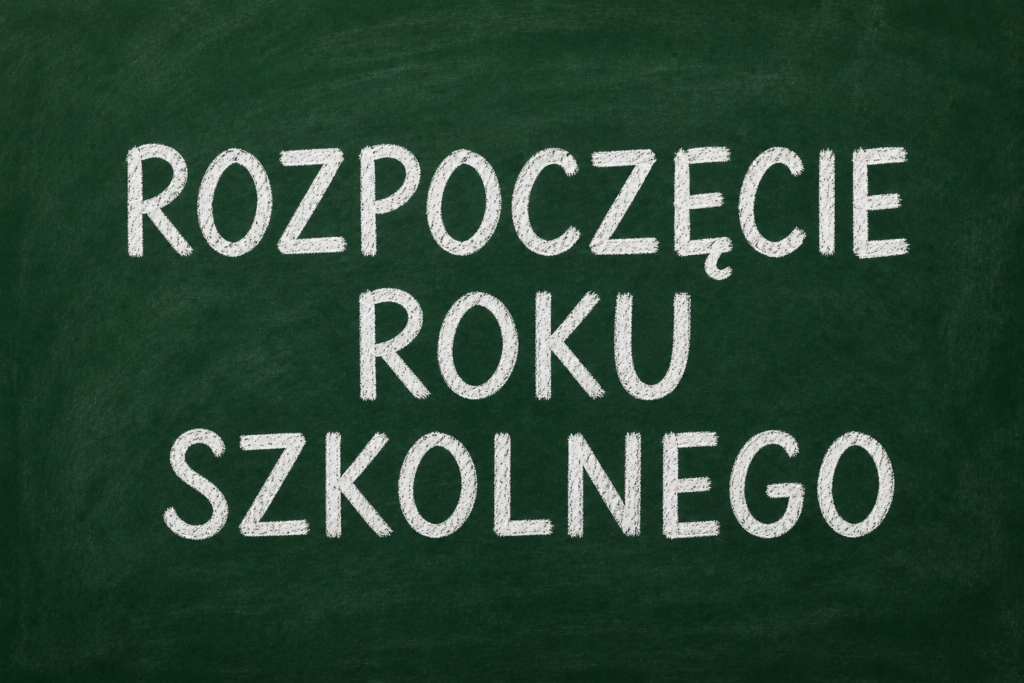 Na tle zielonym przypominającym tablicę szkolną napis kredą - rozpoczęcie roku szkolnego