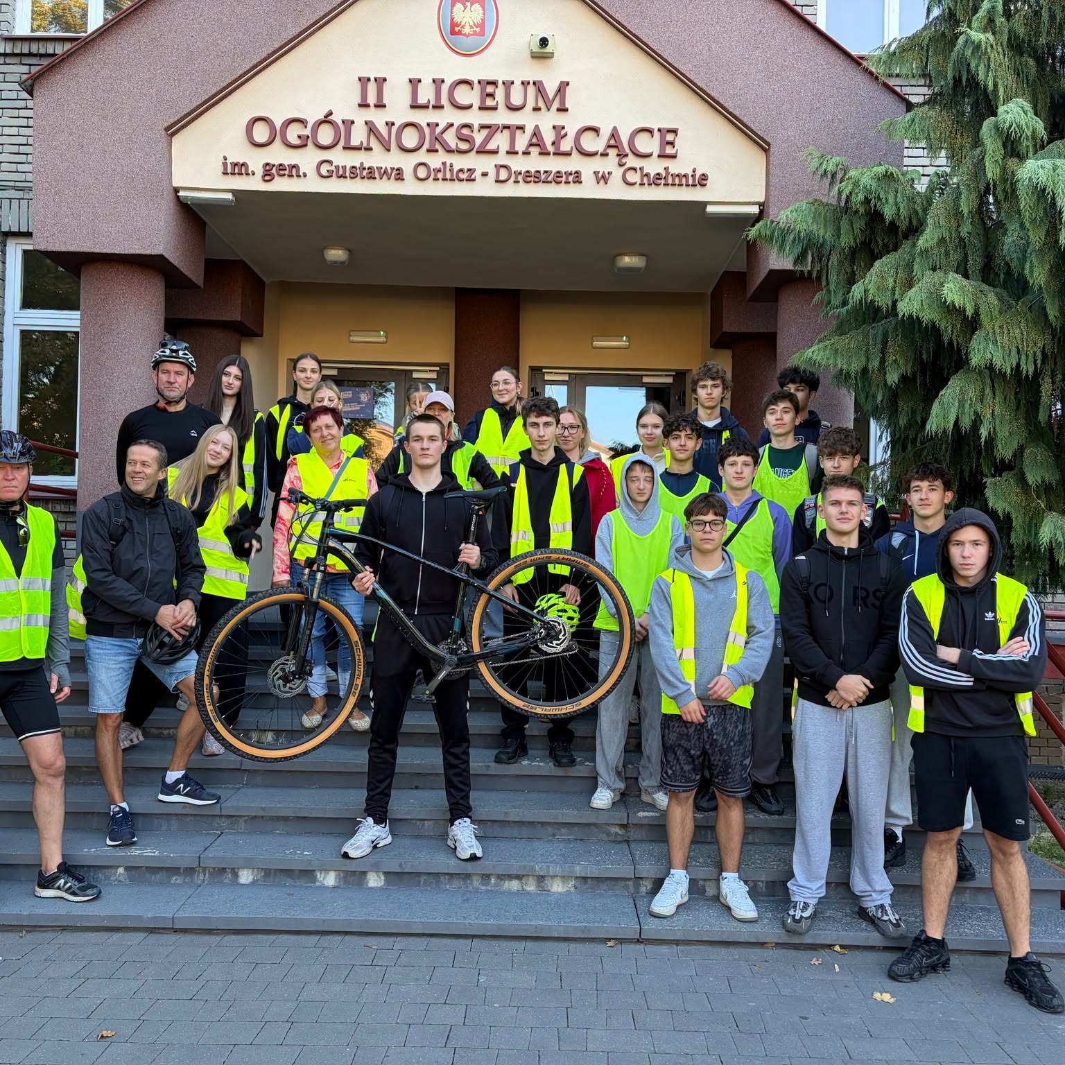 Rajd Rowerowy „Śladami patrona” II LO w Chełmie – uczniowie na trasie rowerowej